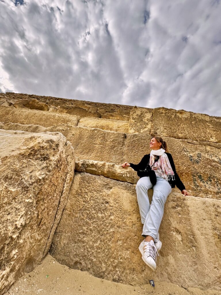 Ich sitze auf einem der riesigen Blöcke einer Pyramide