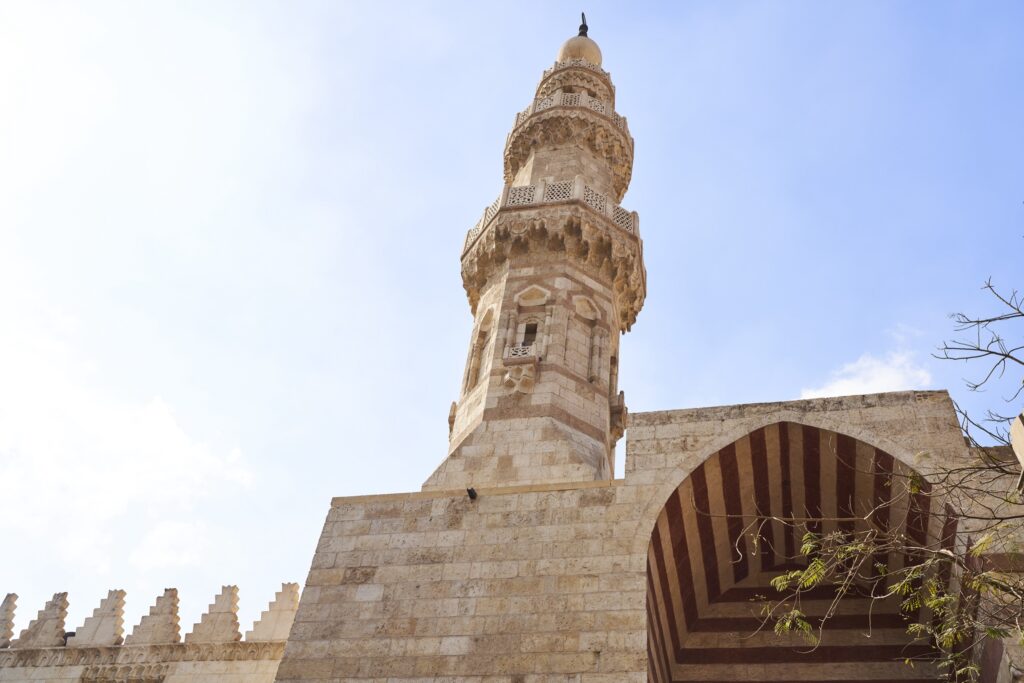 ein schöner Turm einer Moschee vor der Stadt der Toten in Kairo