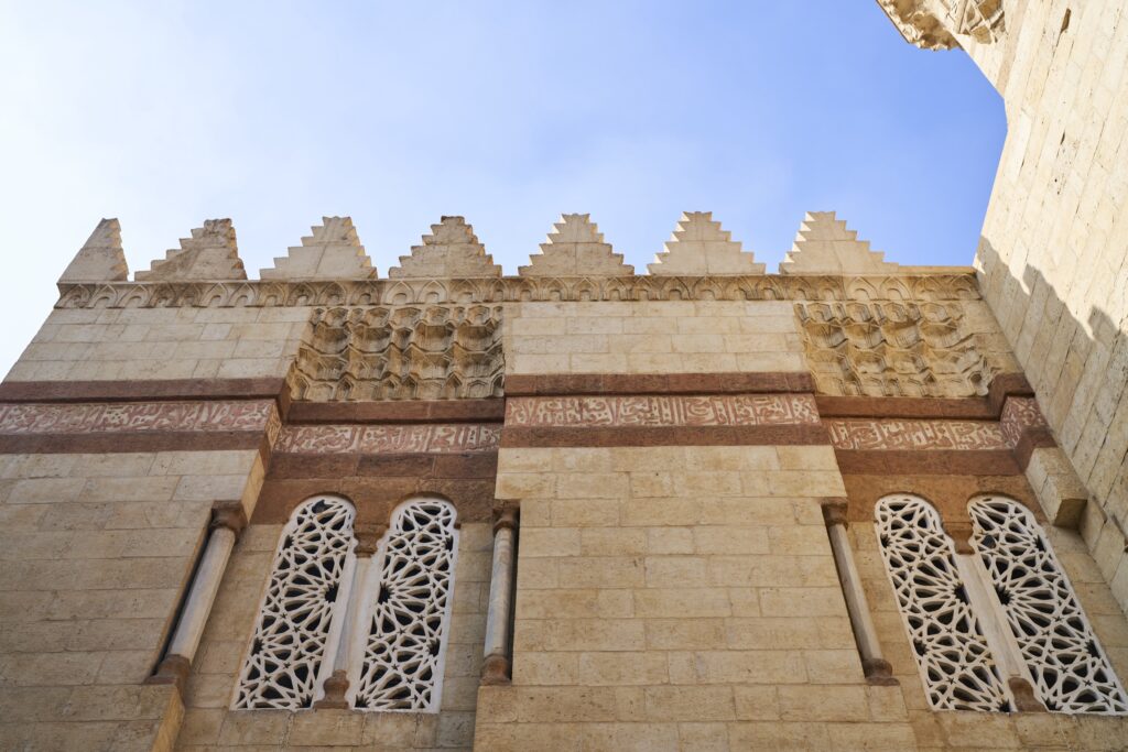 Die wunderschöne Fassade einer Moschee in Kairo