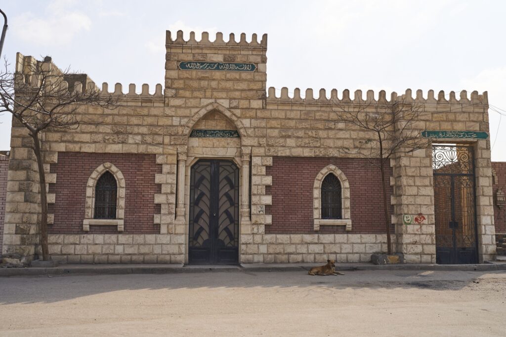 eine Backstein Fassade und ein Hund in Kairo