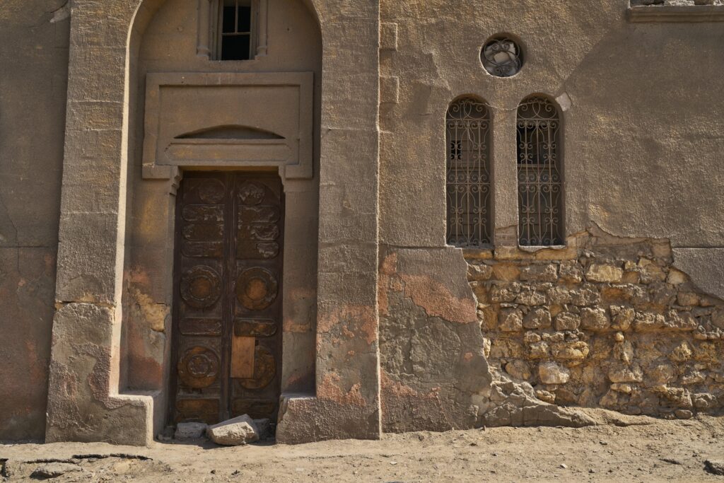 eine imposante Fassade mit schöner Holztür in der Stadt der Toten in Kairo