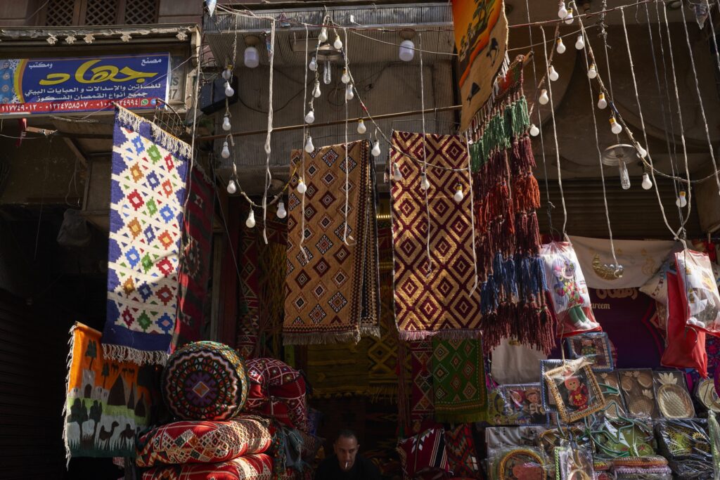 Teppiche auf einem Markt in Kairo