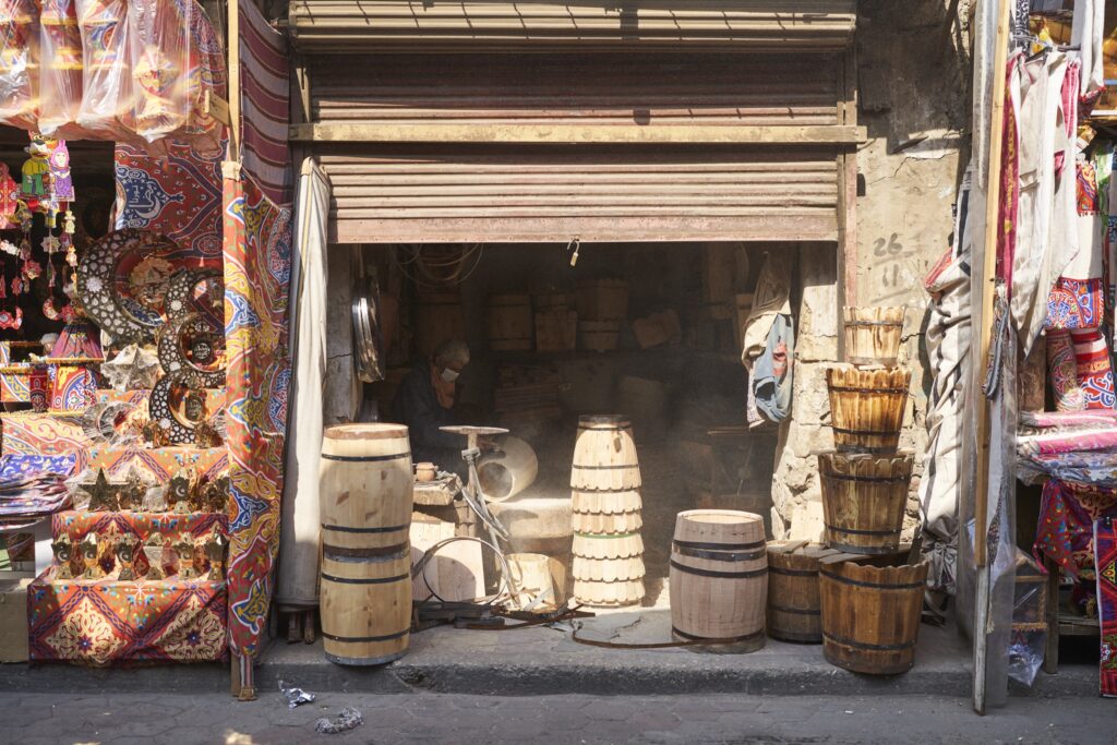 Holzfässer auf einem Markt in Kairo 