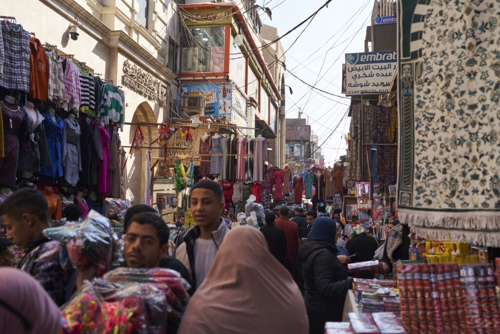 das Treiben auf einem Markt in Kairo