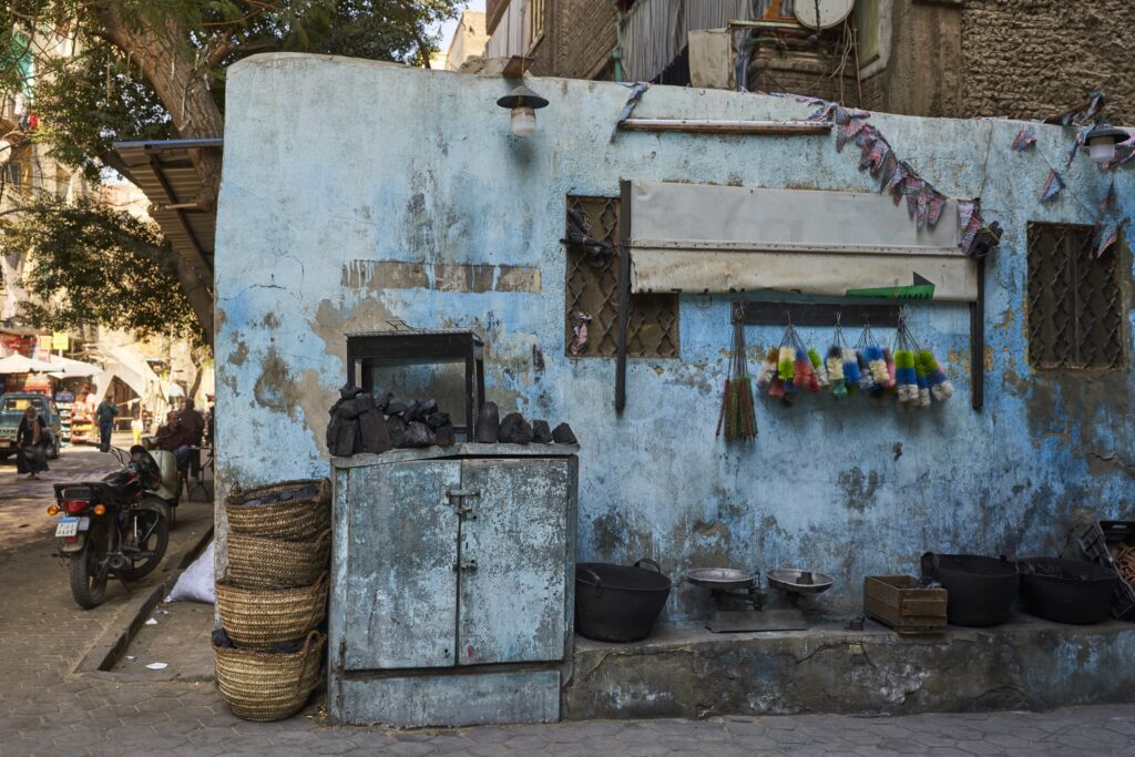 eine blaue Hauswand mit allerlei Details zu entdecken in Kairo