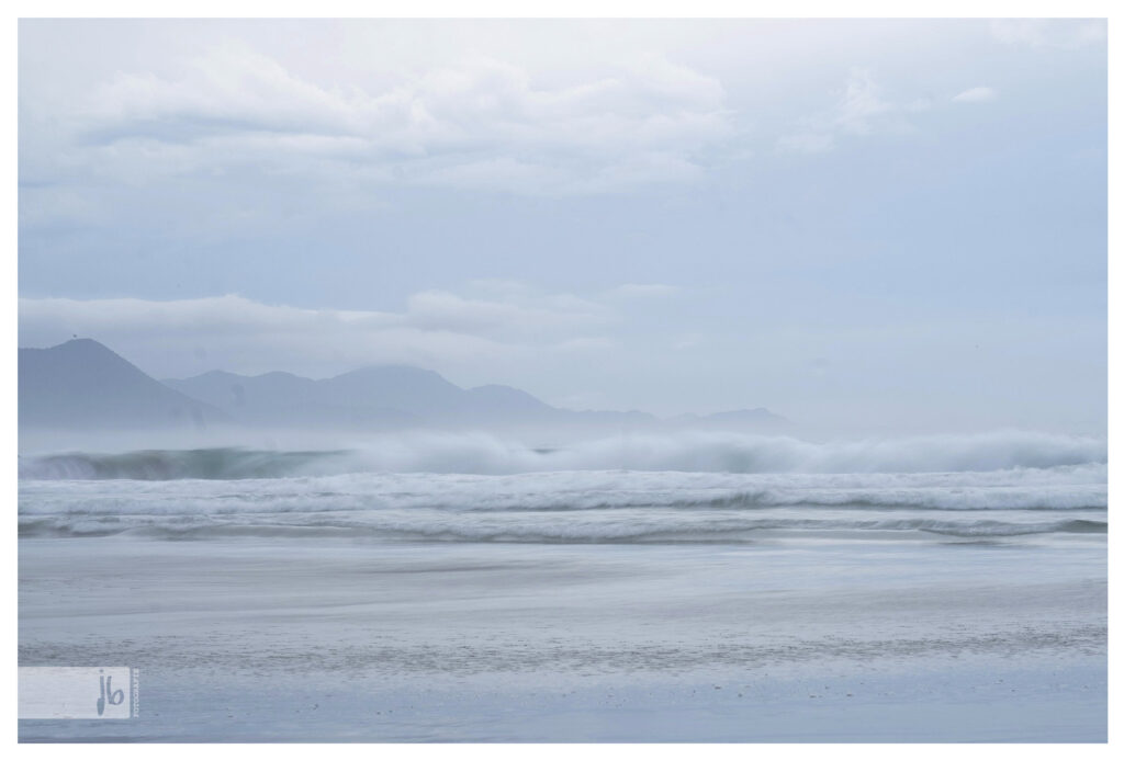 der Strand und das aufgewühlte Meer an einem windigen Tag in Florianapolis