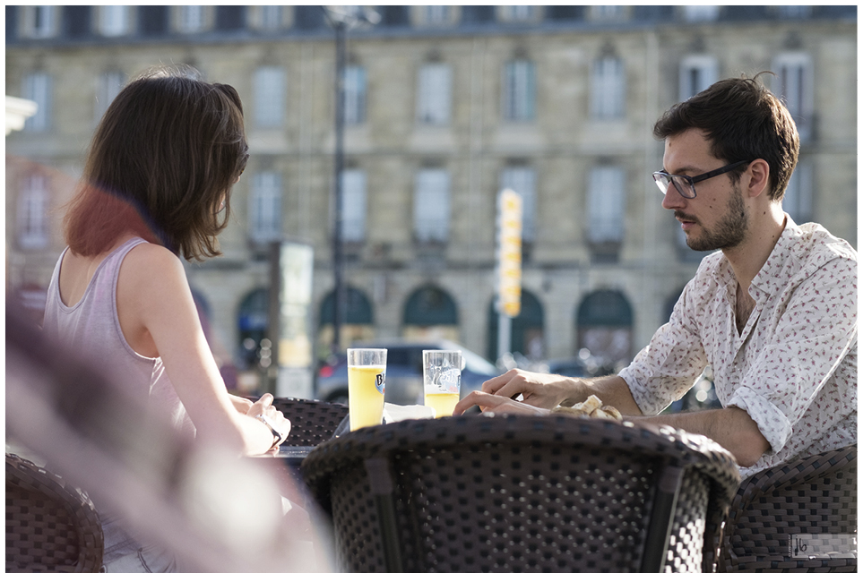 ein Paar in einem Café in Bordeaux