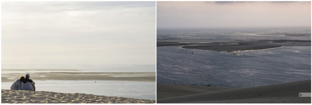 Dune du Pilat, ein Pärchen sitzt auf einer Düne und blickt aufs Meer, das Meer zeigt mehrere Sandbänke