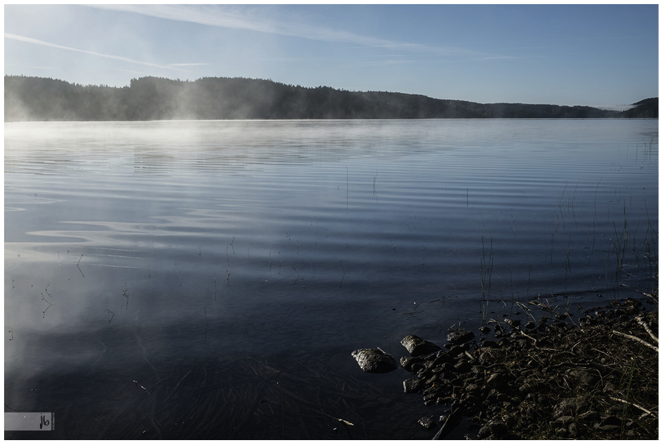 ein schwedischer See mit Nebelschwaden am Morgen