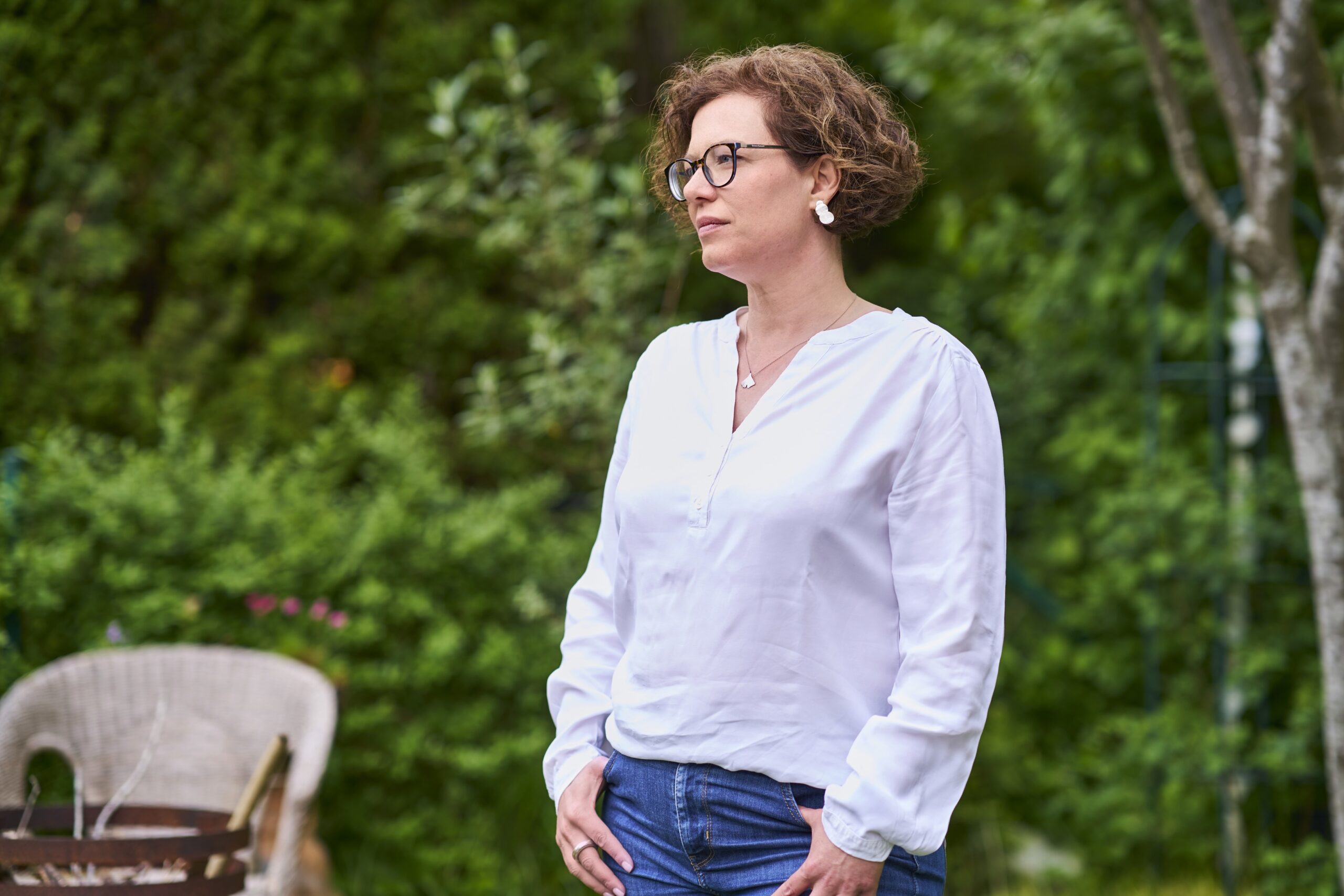 Familienmediatorin Franziska Schulze im Garten mit Nachdenklichem Blick