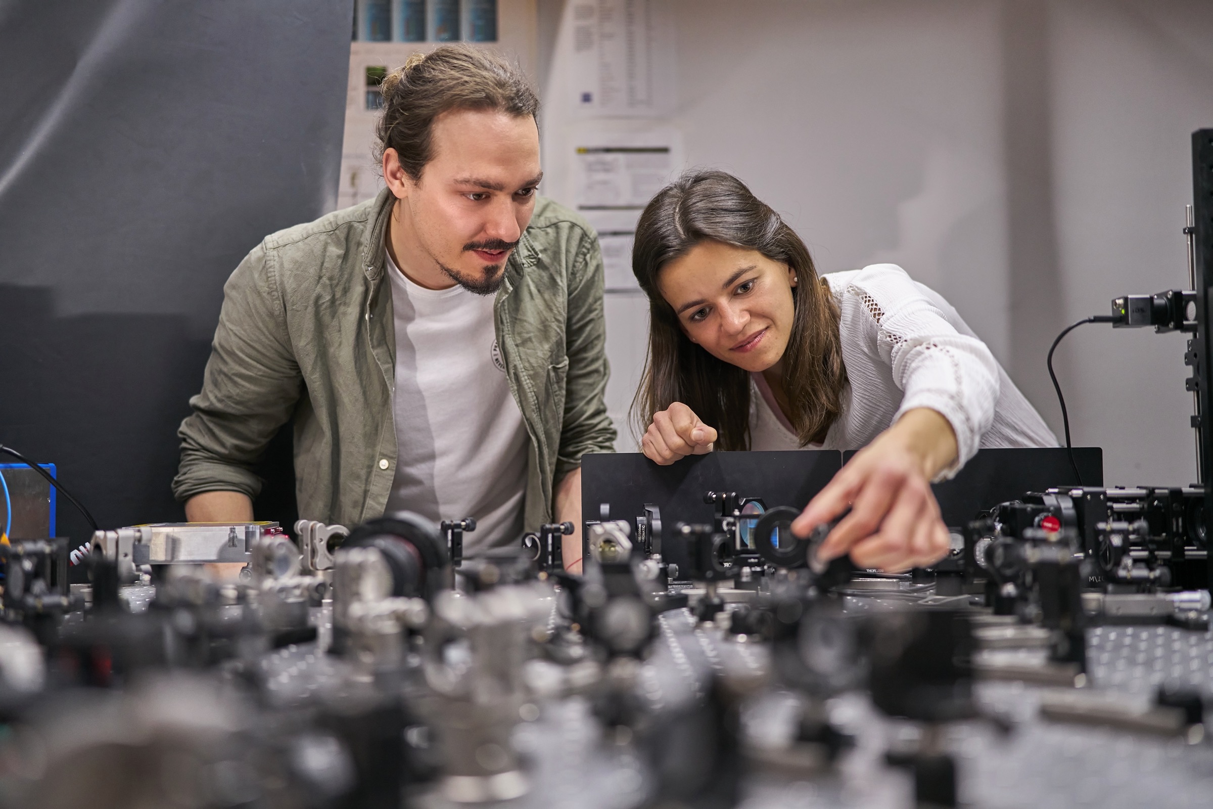 zwei Studierende an der Hochschule München arbeiten an Platinen