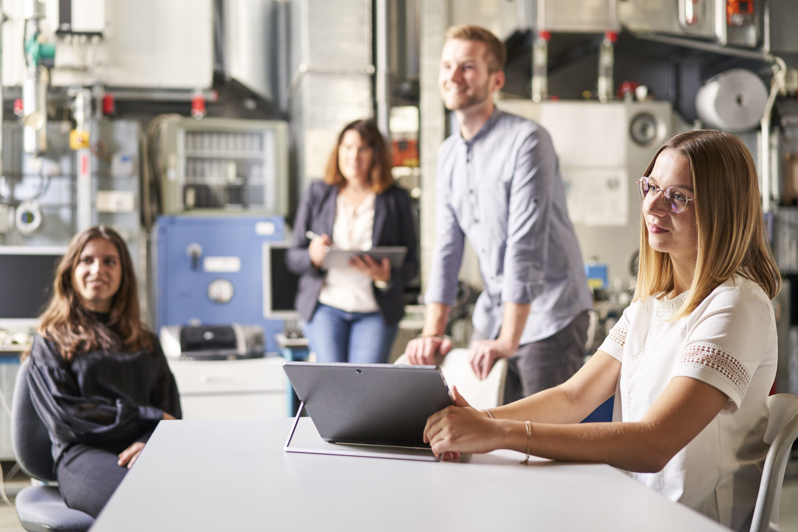 Studierende und ihre Professorin bei der alltäglichen Verwendung von digitalen Medien