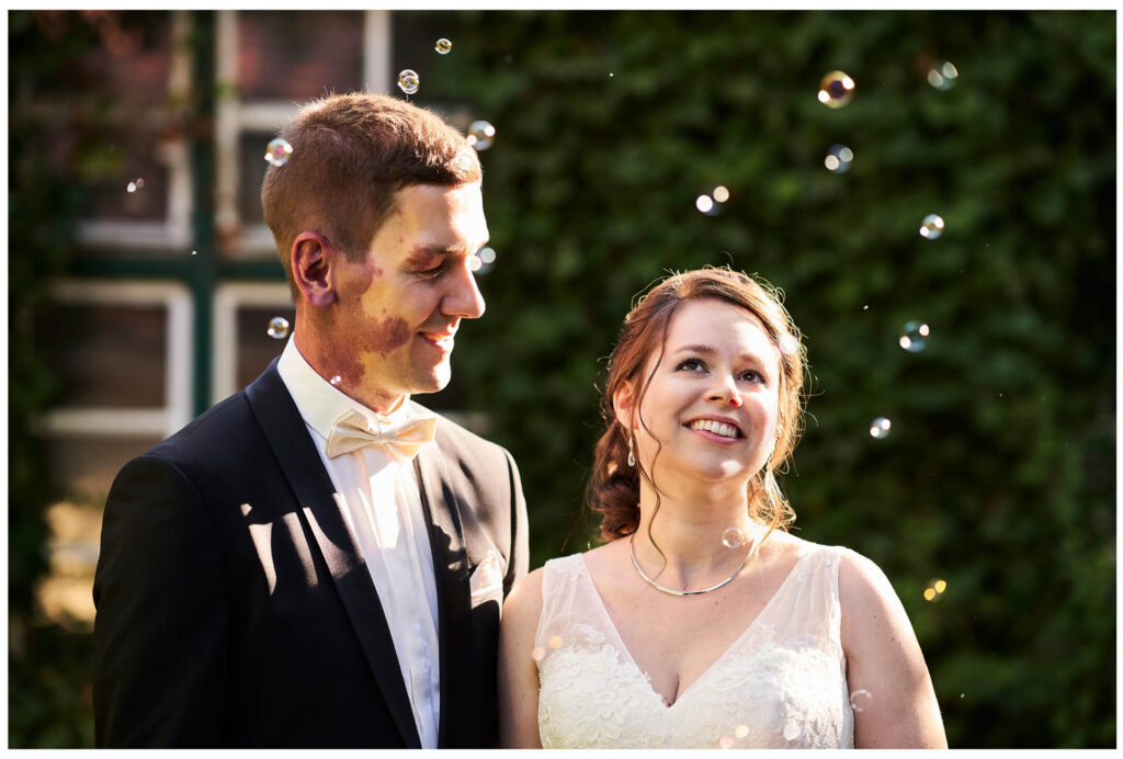 natürliches Brautpaarshooting im Freien in München