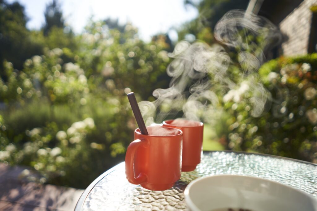 heißer Café an einem kühlen Morgen im Garten der Unterkunft bei Johannesburg
