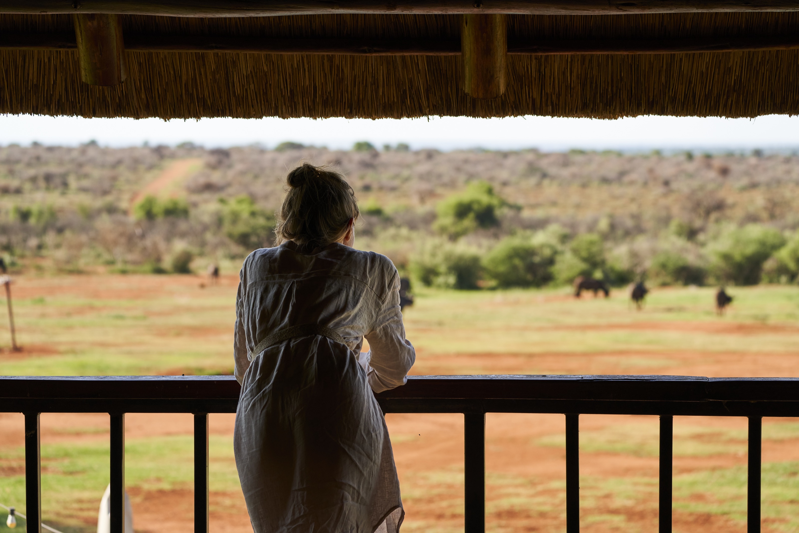 der Blick über die obere Veranda in der Morakane Safari Lodge, Kalahari, Südafrika