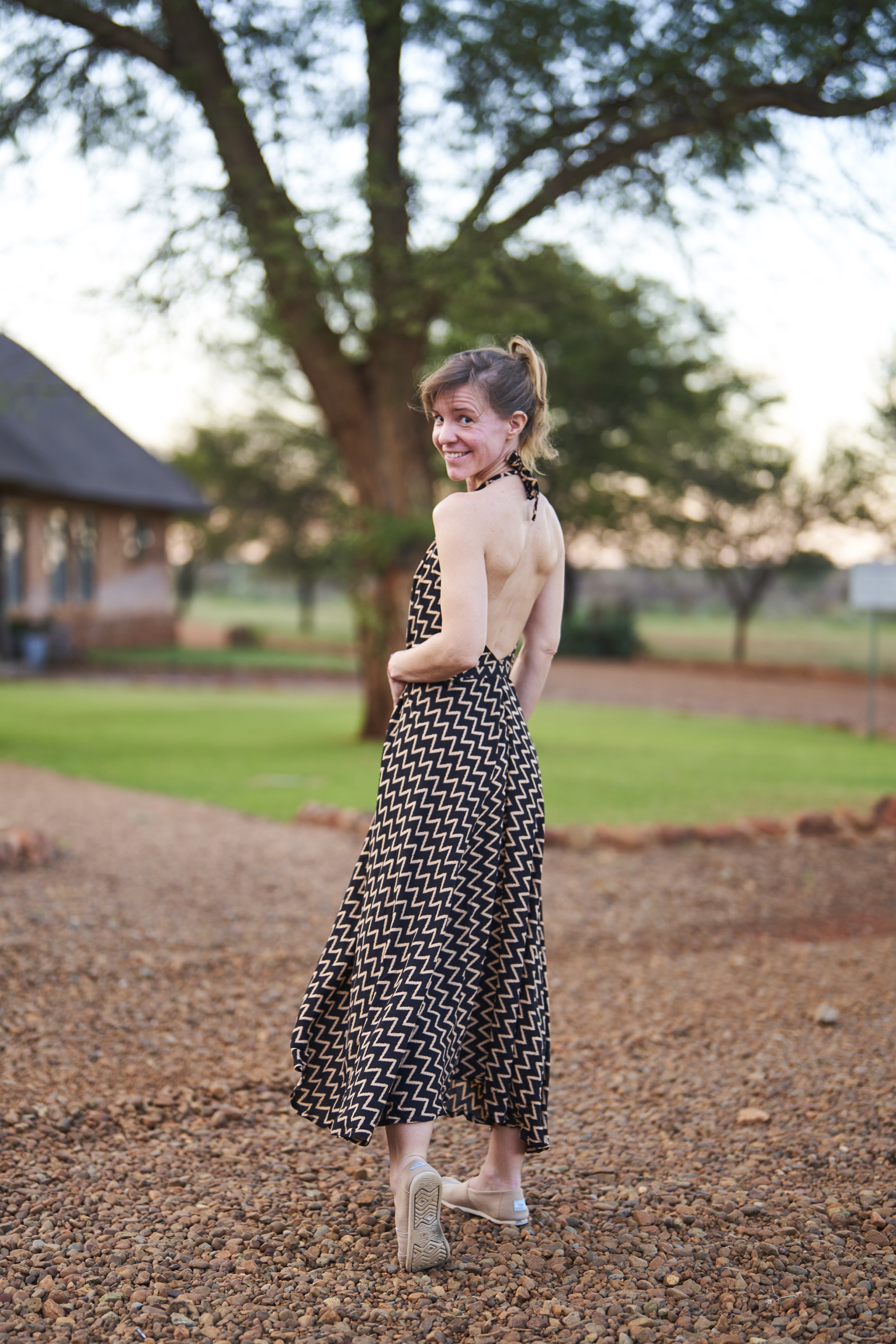 mein rückenfreies Kleid in der Morakane Safari Lodge, Kalahari, Südafrika