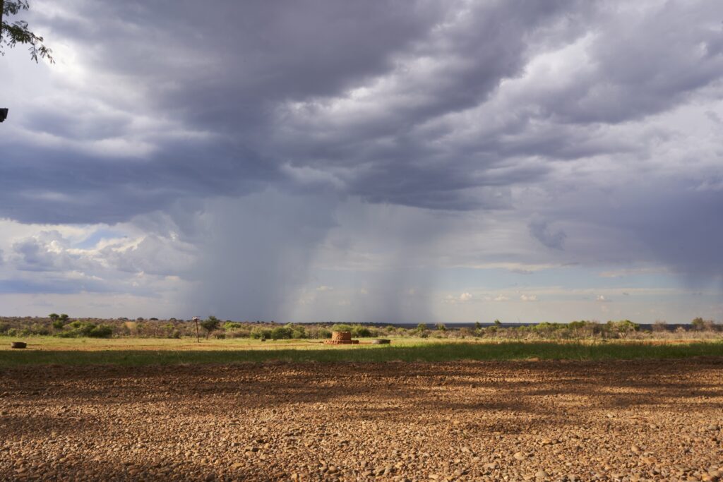 Wolkenbruch am Horizont in der Morakane Safari Lodge, Kalahari, Südafrika