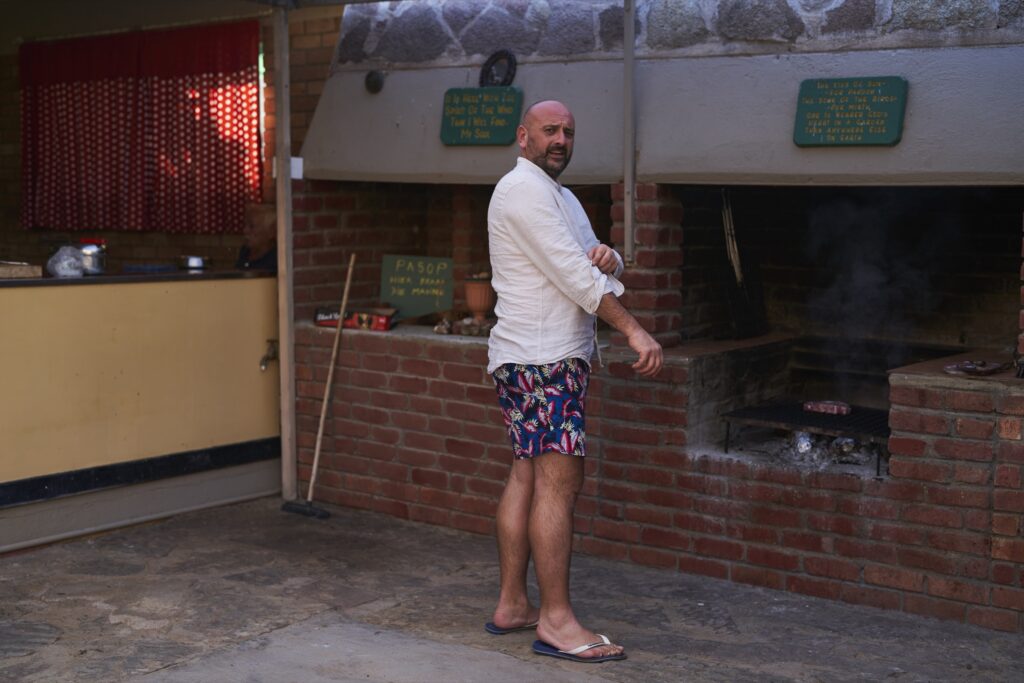 der Mann beim Grillen in Südafrika