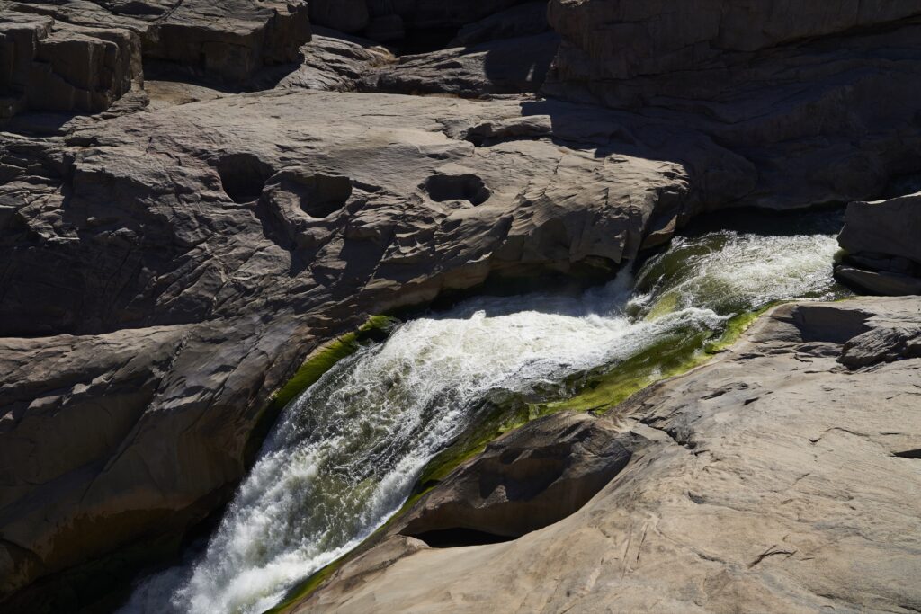 Der Wasserfall zwischen den Felsen im Augrabies National Park