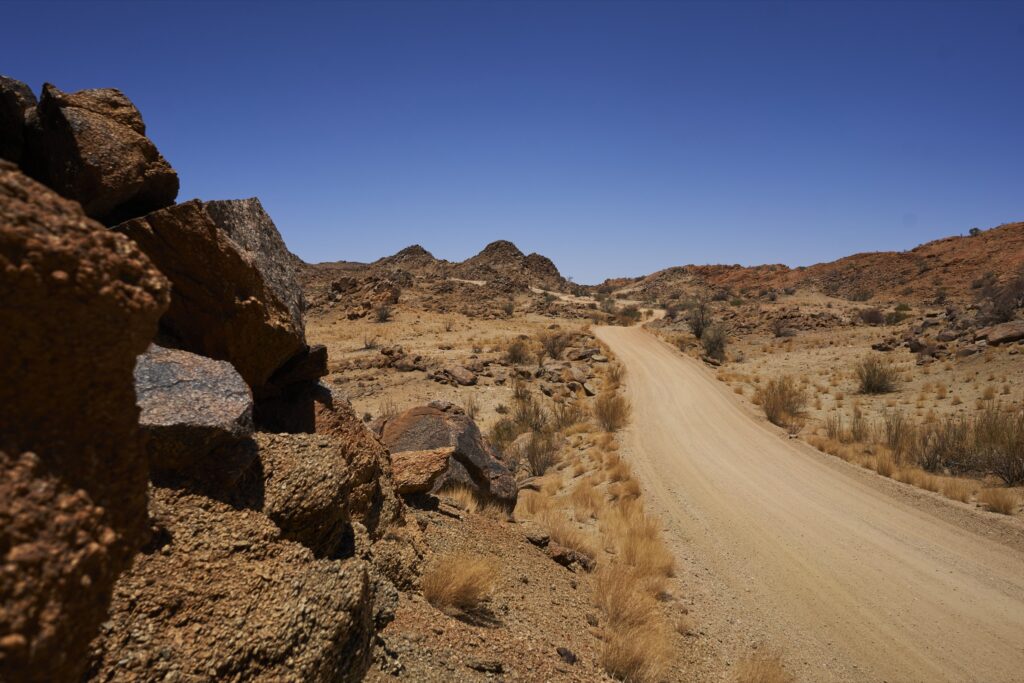 ein Sandweg und grobe Felsen im Augrabies National Park