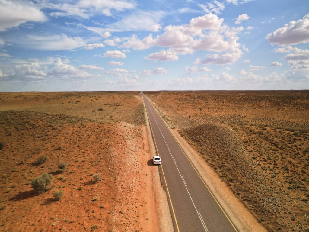 Die Landstraße durch die Kalahari von oben.