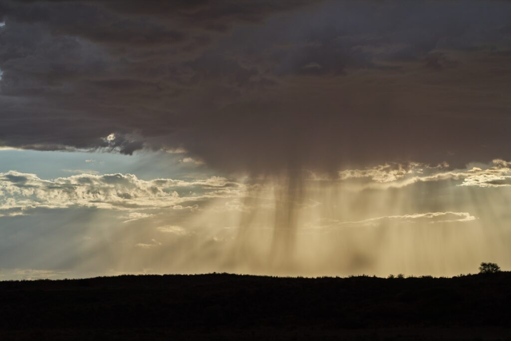 ein Wolkenbruch am Horizont im Kgalagadi Transfrontier National Park in der Kalahari in Südafrika